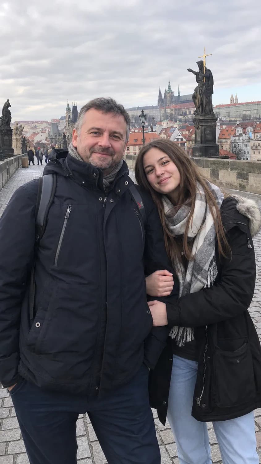 Padre e hija en el Puente de Carlos